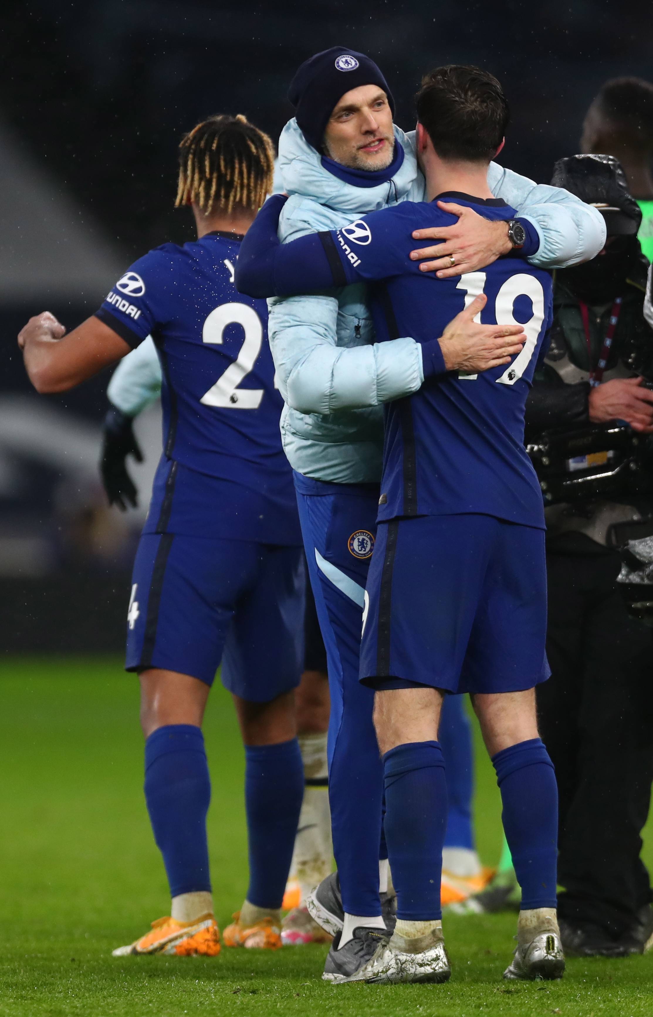 呈现出鲜明 呈现出鲜明